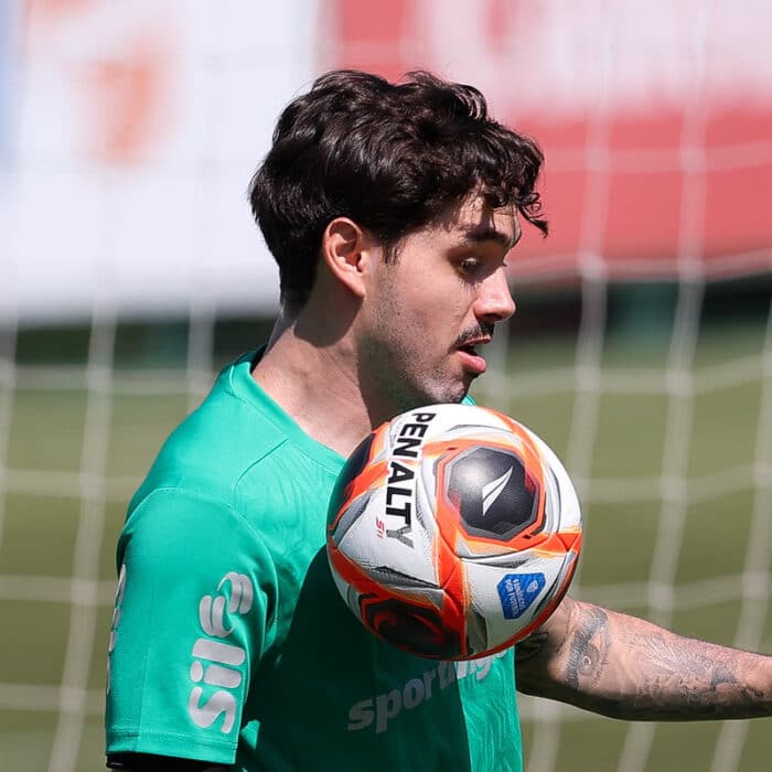 Maurício treina com o elenco antes da final