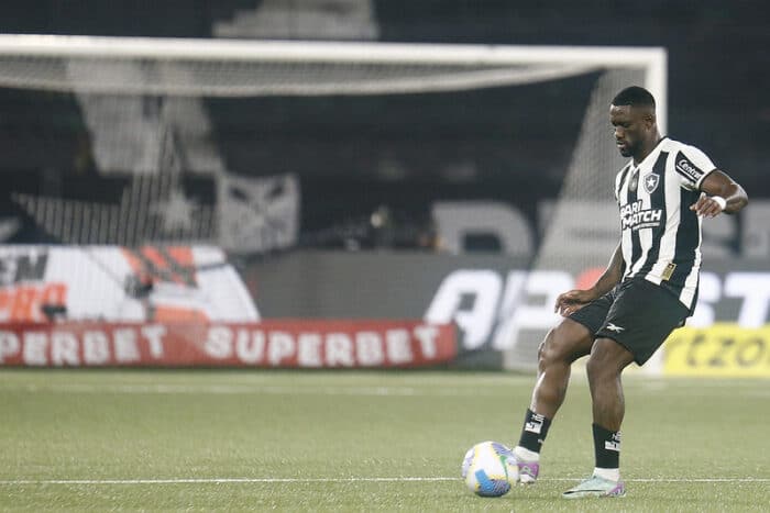 Botafogo trabalha para ter Bastos no Mundial de Clubes