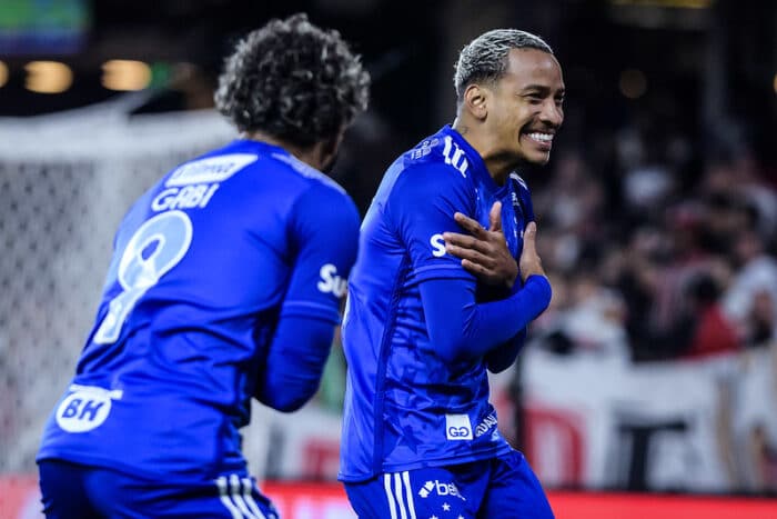 Árbitro de São Paulo x Cruzeiro comete gafe ao amarelar Matheus Pereira