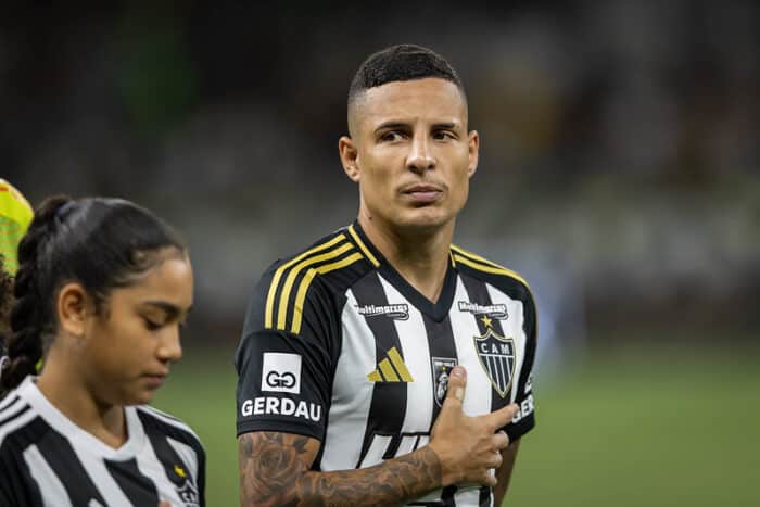 Guilherme Arana sofre lesão e não treina