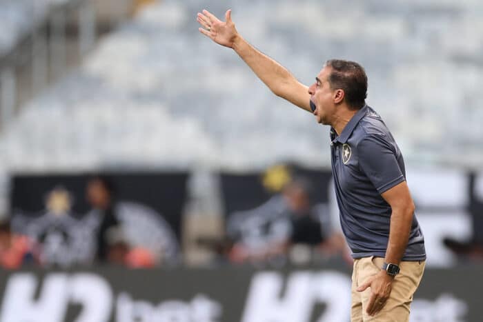 Renato Paiva tende a escalar volante na zaga pela Copa Libertadores