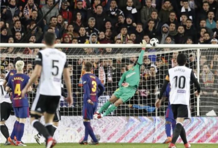 Goleiro ex-Barcelona sofre perfuração no intestino após choque com atacante e é internado às pressas