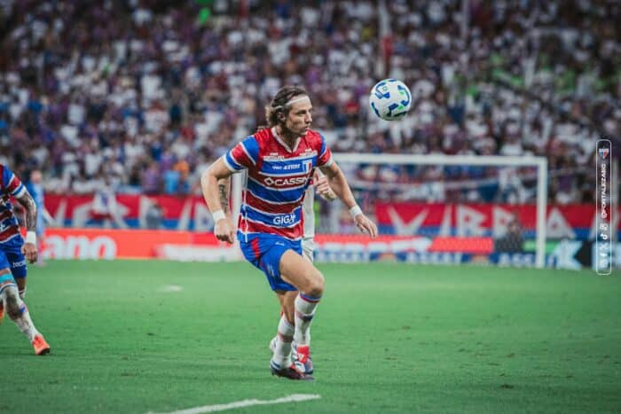 Torcida cobra o elenco do Fortaleza; David Luiz foi um dos principais alvos