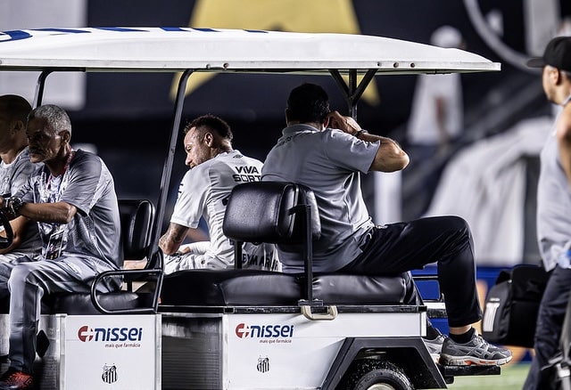 Neymar volta a sentir a coxa e sai de campo aos prantos em vitória do Santos