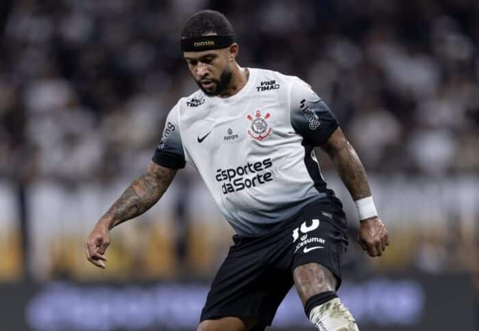 Jogador do Mirassol esculacha Memphis Depay nas redes sociais