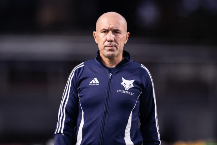 Pressão aumenta sobre Leonardo Jardim após nova derrota do Cruzeiro na Sul-Americana