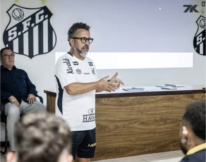 Santos oficializa Cléber Xavier, ex-seleção brasileira, como novo treinador