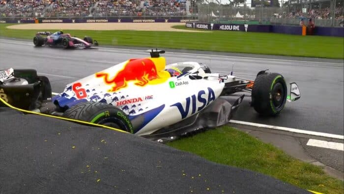 Piloto da RB acerta a calçada em exibição e quase dá prejuízo