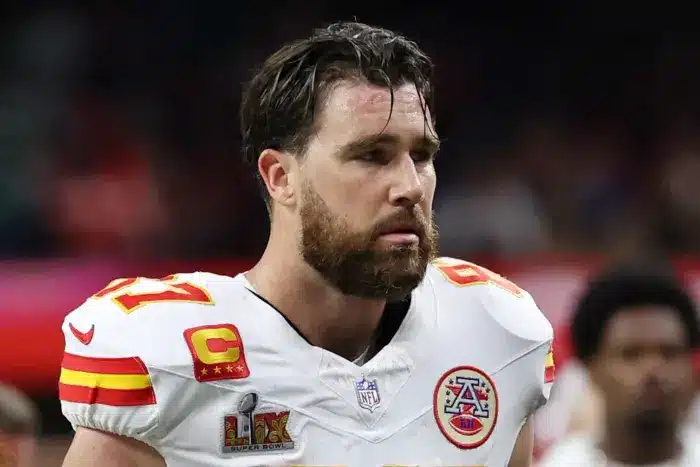 Travis Kelce se manifesta sobre banimento do “tush-push”