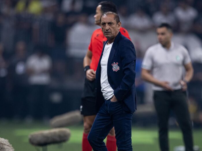 Ramón Díaz balança no cargo e tem futuro indefinido no Corinthians