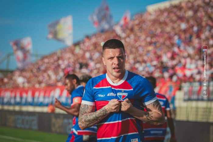Renato Kayzer troca o Fortaleza pelo Vitória