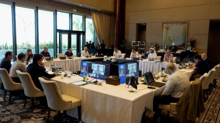 Reunião da FIA com as construtoras afasta retorno do V10