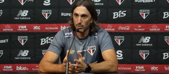 Zubeldía é expulso por gesto inusitado em São Paulo x Atlético-MG