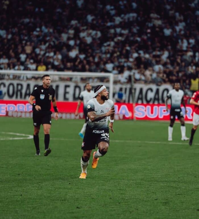 Ídolo do Corinthians perde a paciência com Memphis Depay após derrota para o Palmeiras 