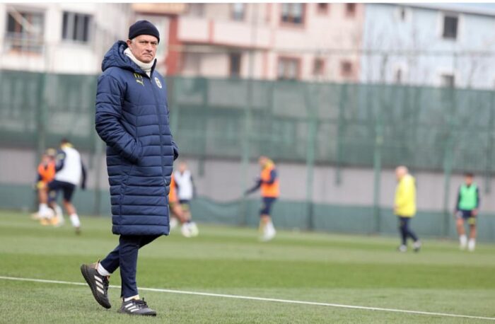 Mourinho pode assumir a Seleção Basileira após agredir treinador adversário na Turquia