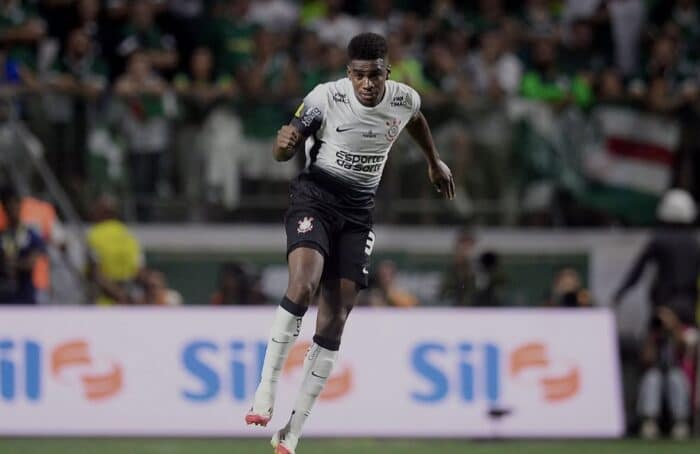Vasco busca informações do zagueiro Félix Torres, do Corinthians