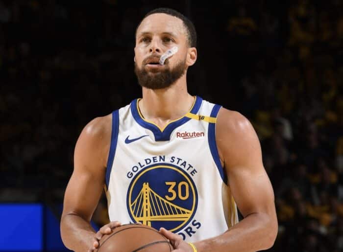 Curry sofre lesão e sai de quadra nos playoffs contra o Timberwolves