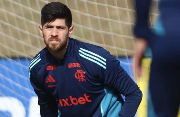 Carro do goleiro Rossi é alvejado com quatro tiros durante tentativa de assalto
