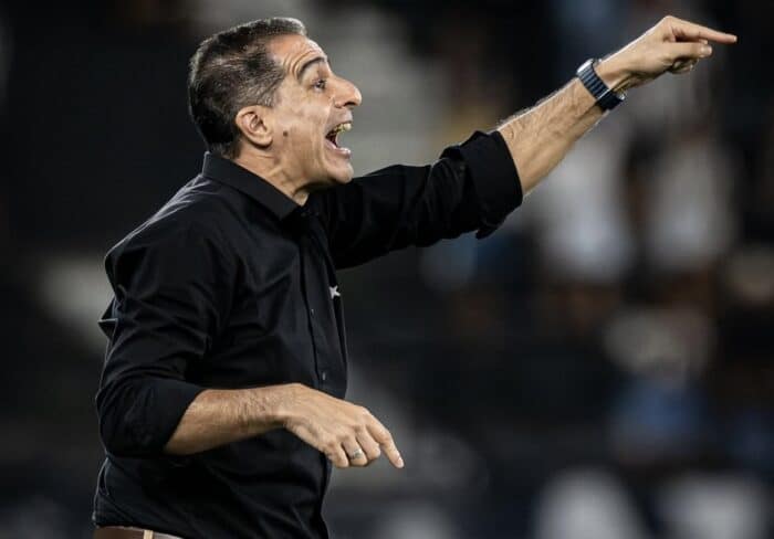 Renato Paiva faz gesto obsceno em vitória do Botafogo e se explica na coletiva
