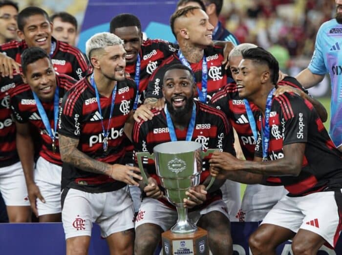 Com Gerson de padrinho, jogador do Flamengo se casa aos 21 anos