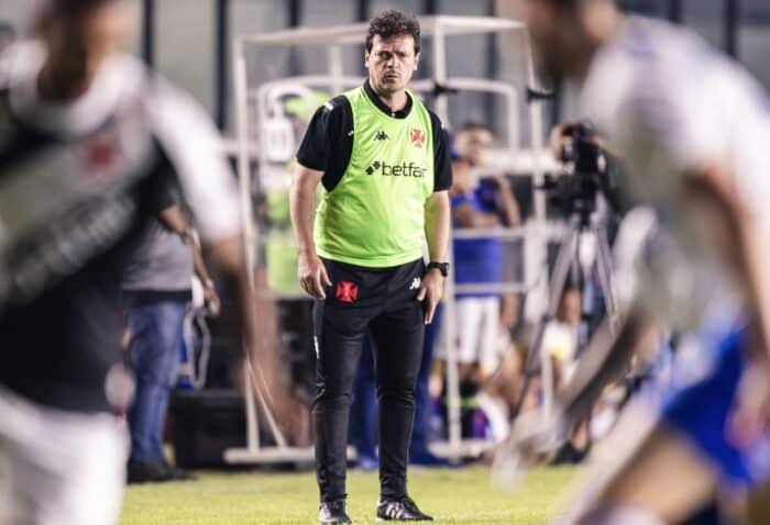 Diniz responde Loide Augusto, após atacante fazer gesto inusitado em campo