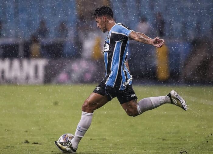 Pavón, do Grêmio, é encaminhado à delegacia após cusparada em policial