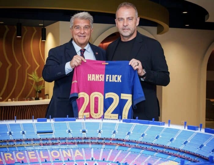 Hansi Flick assina novo contrato com o Barcelona até 2027