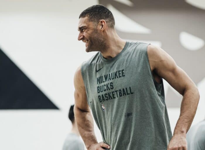 Warriors e Lakers miram a contratação de Brook Lopez