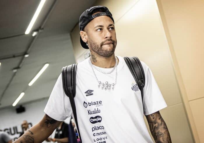 Neymar estabelece prazo para definir permanência no Santos