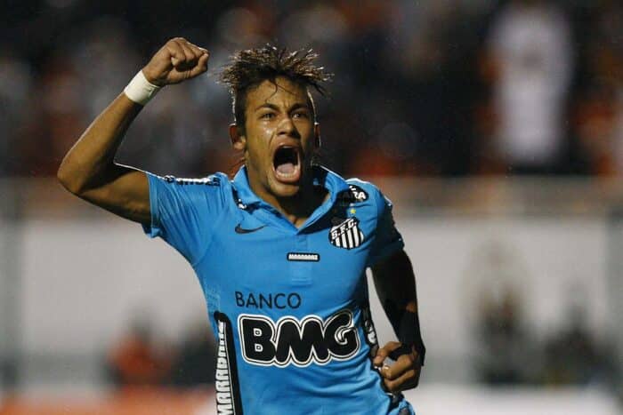 Vazamento mostra nova camisa azul do Santos inspirada no uniforme de 2012