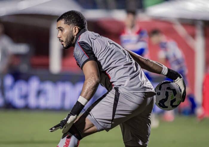 Lucas Arcanjo leva frango inexplicável e Vitória acaba desclassificado da Sul-Americana