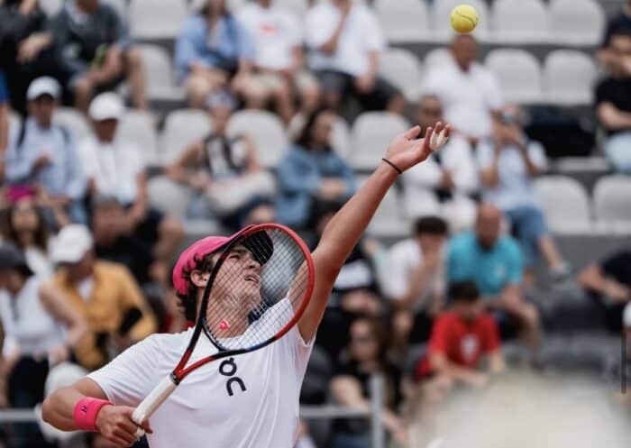 Brasileiro de 18 anos vence veterano em Roland Garros e faz história