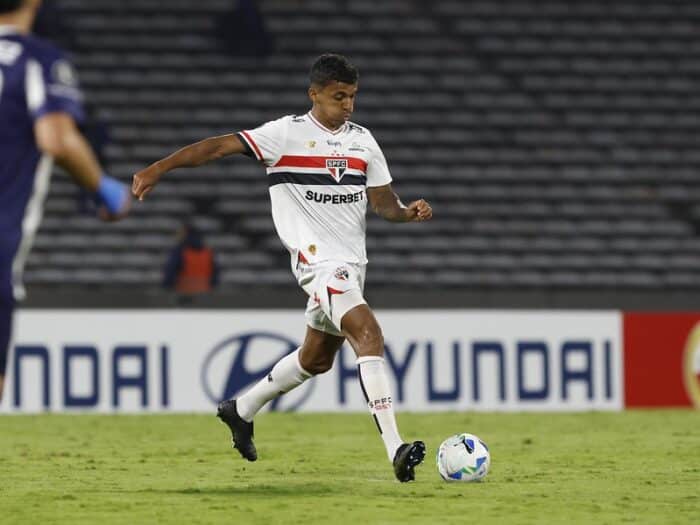 Luiz Gustavo volta a treinar no CT do São Paulo