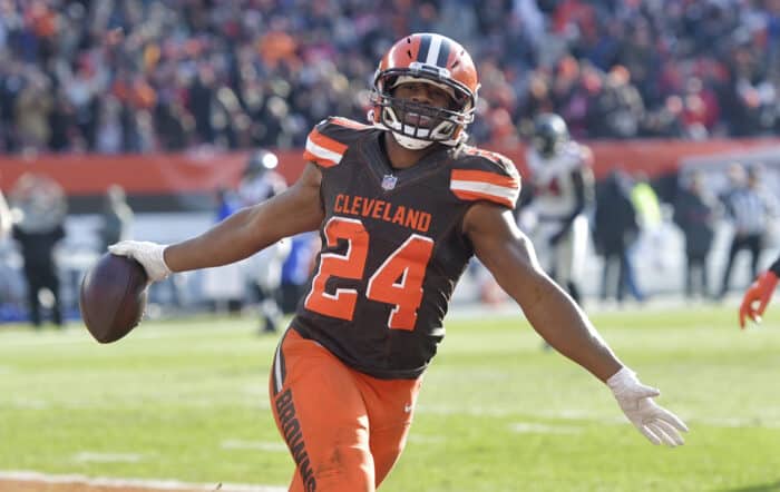 Nick Chubb fica próximo do Houston Texans