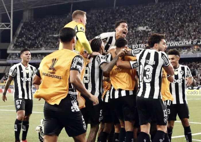 Botafogo encaminha saída de três titulares para clube da Premier League