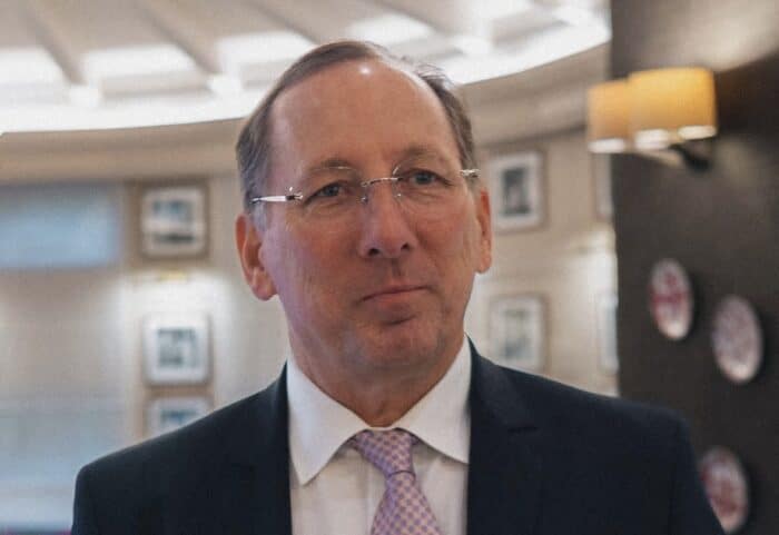 Time de John Textor pode ser excluído de competição europeia