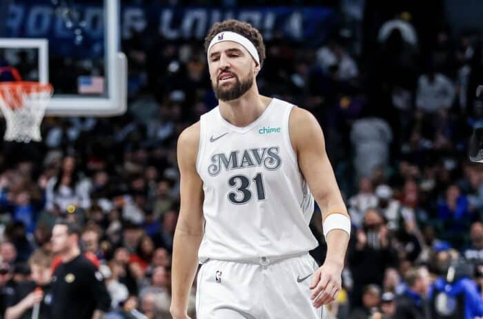 Klay Thompson surpreende e veste camisa de time brasileiro