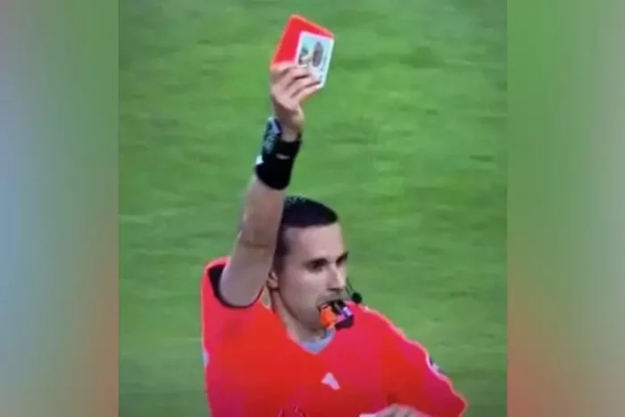 Benfica x Boca: Árbitro mexicano surpreende ao mostrar imagem religiosa no cartão vermelho