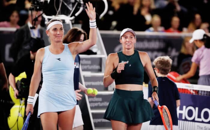 Luisa Stefani e Timea Babos vencem a primeira em Queen’s
