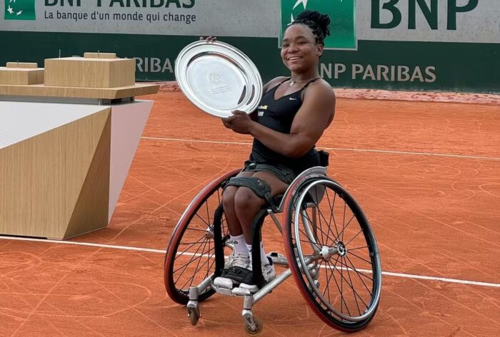Brasileira de 17 anos garante dois títulos em Roland Garros
