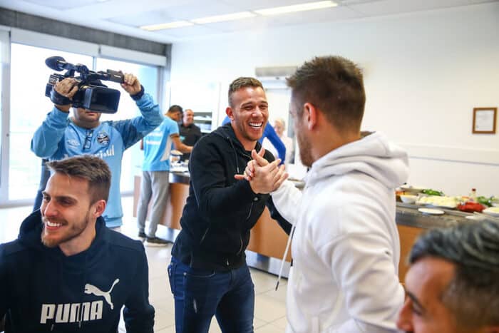 Arthur encaminha rescisão com a Juventus para jogar no Grêmio