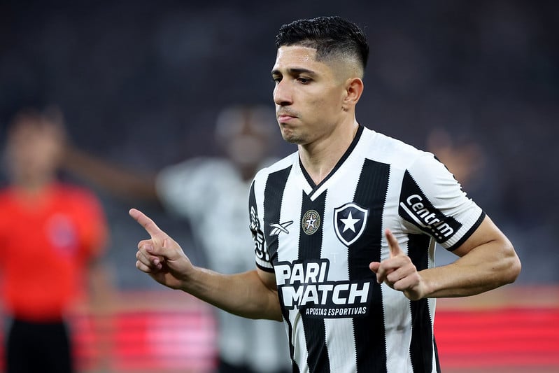 Savarino pede para deixar o Botafogo e será jogador do Fluminense - Botafogo