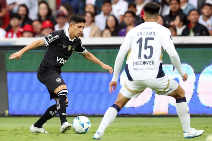 Savarino continua no Botafogo