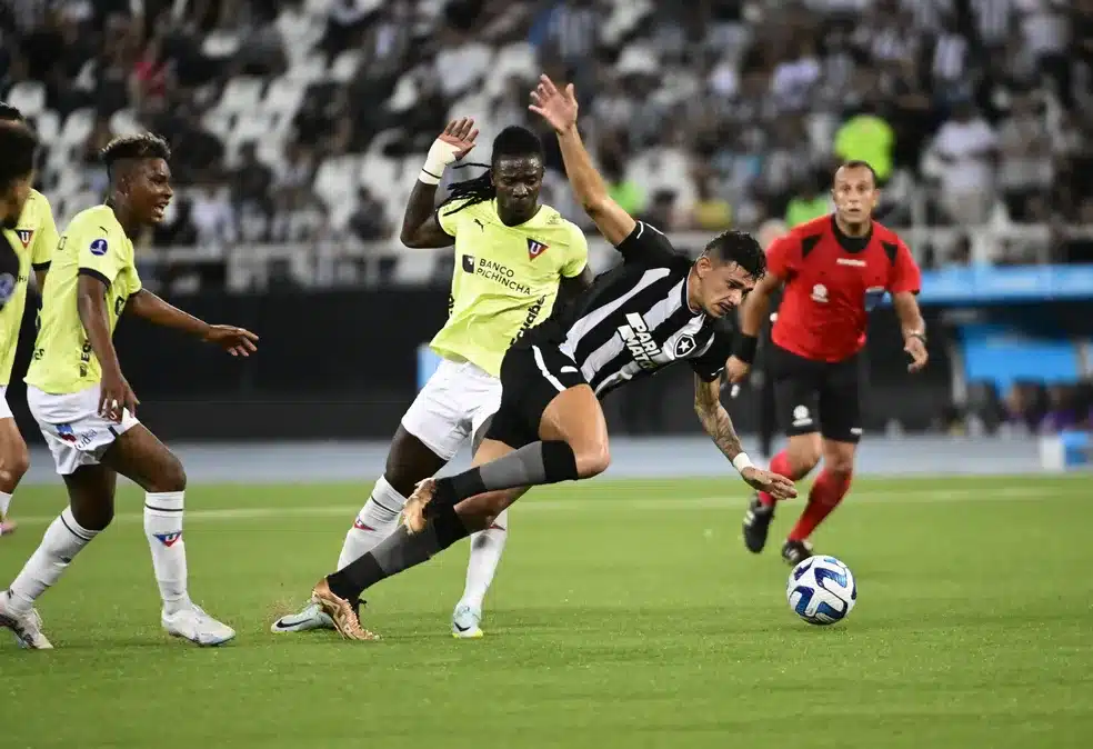 Conmebol define árbitro de Botafogo e LDU na Libertadores - Botafogo