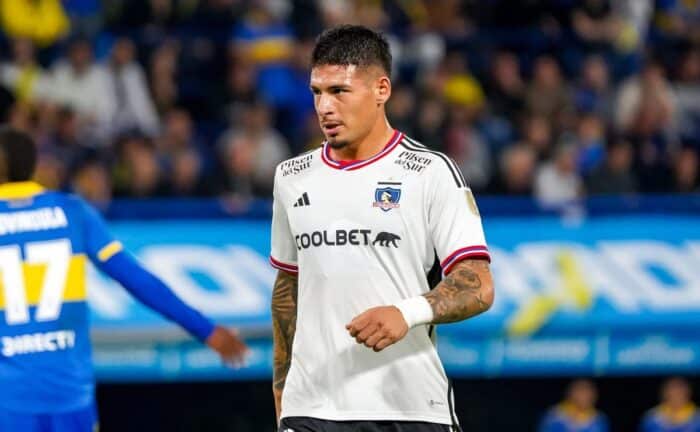 Vasco formaliza proposta por zagueiro do Colo Colo