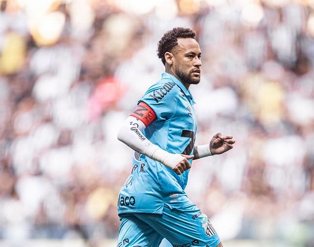 Lesão de Neymar prevê recuperação de pelo menos um mês
