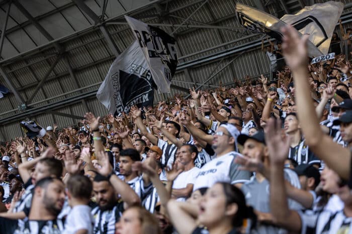 Torcida cobra jogadores do Atlético Mineiro em aeroporto