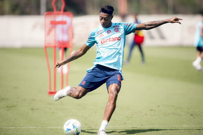 Bruno Henrique e Varela treinam com os companheiros