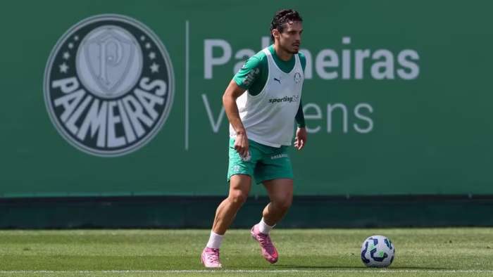 Com dores no púbis, Raphael Veiga mira retorno aos gramados