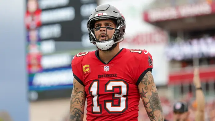Mike Evans volta a sofrer lesão nos isquiotibiais